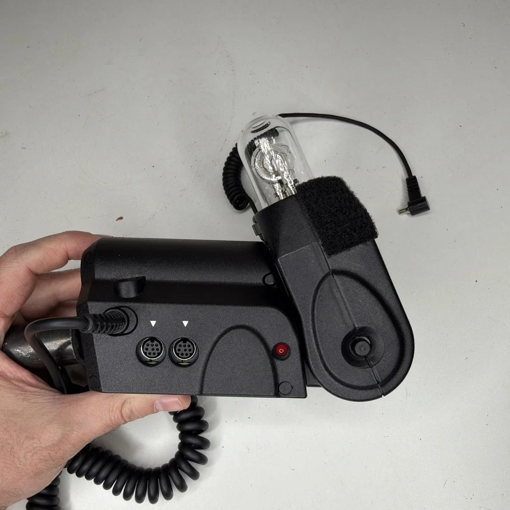 Quantum Qflash T5D-R T5dR TTL Flash for Canon Nikon and more, Powers On